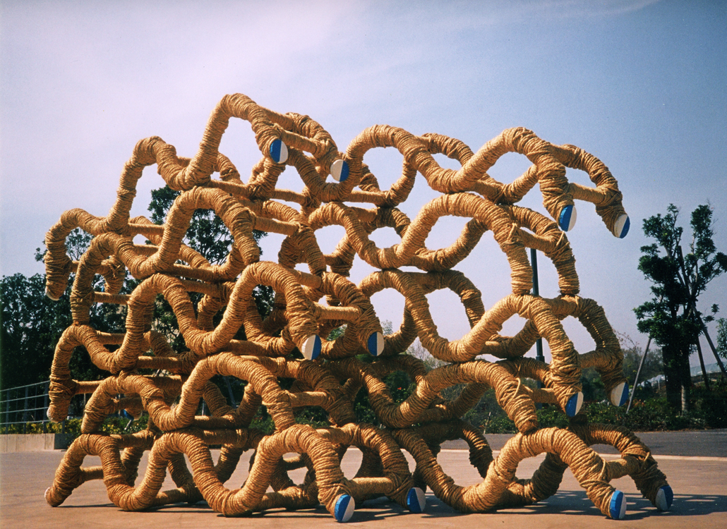 礎 No.2 "Foundation No.2", 2000, H190×W330×D120(cm) 木・荒縄・布・彩色　Holz, Strohseil, Stoff, farbung ; Foto Takayuki Daikoku