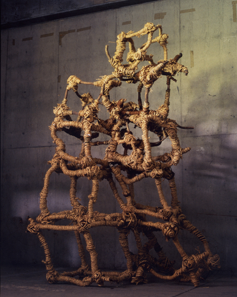 巻 1998 "Coil 1998", 1998 H280×W120×D120cm 木・荒縄 Holz, Strohseil ; Foto Takayuki Daikoku
